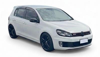 2010 Volkswagen Golf - Thumbnail